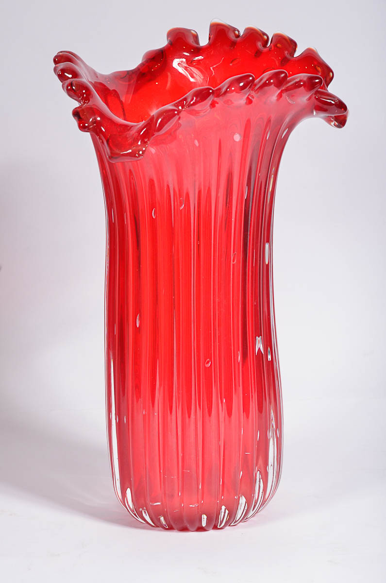 Vaso de murano na cor vermelho c/ bordas em babados. Alt. 38 cm.