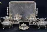 Serviço para chá e café em metal espessurado a ... - Serviço para chá e café em metal espessurado a  prata, estilo colonial, contendo 5 peças. Acompanha bandeja c/ outra decoração.