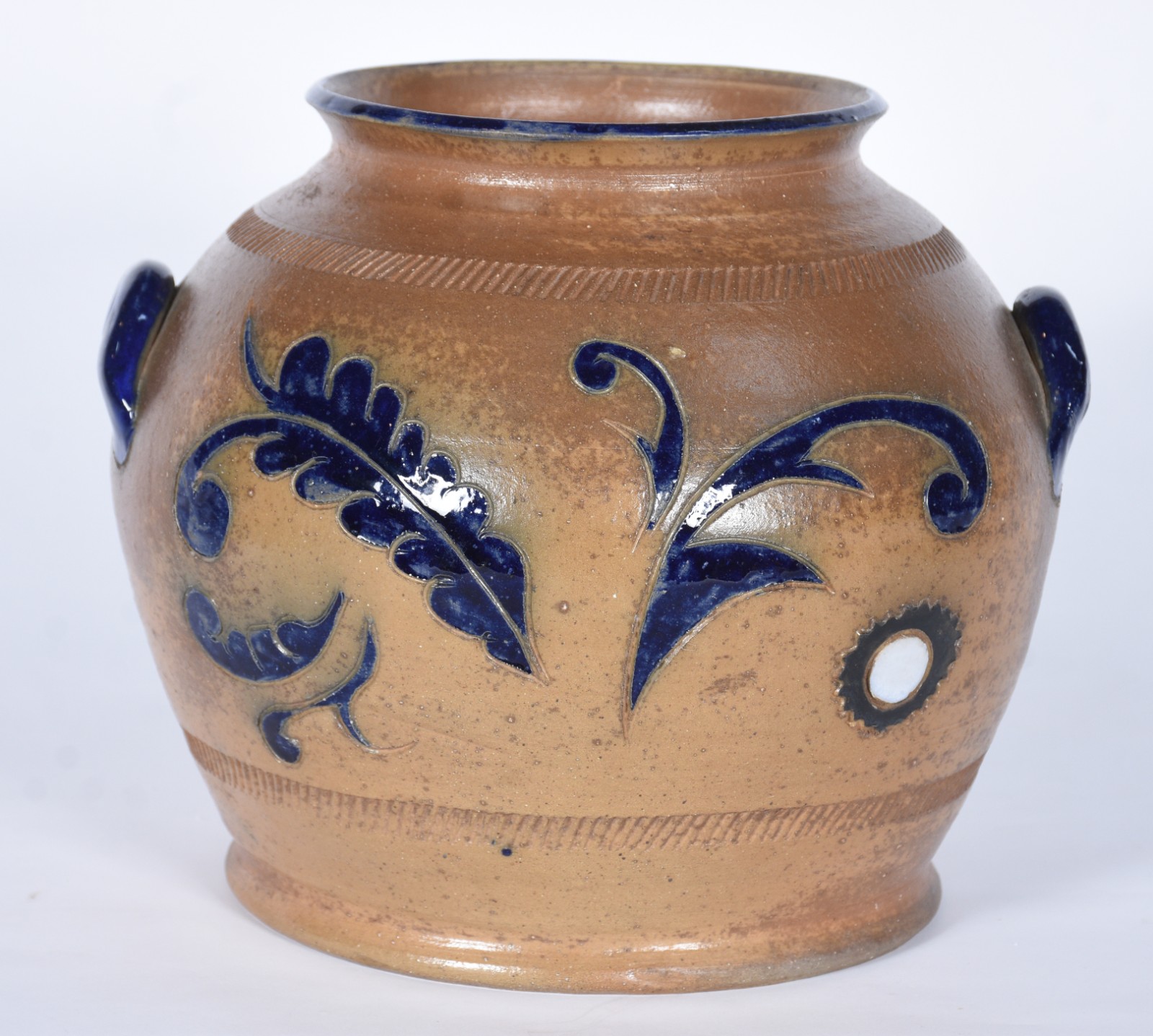 Vaso de cerâmica portuguêsa com detalhes nas alças e folhas em azul... - foto 1 de 7
