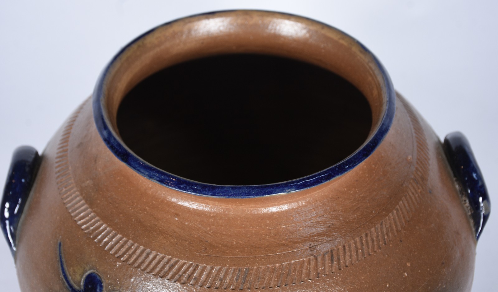 Vaso de cerâmica portuguêsa com detalhes nas alças e folhas em azul... - foto 4 de 7