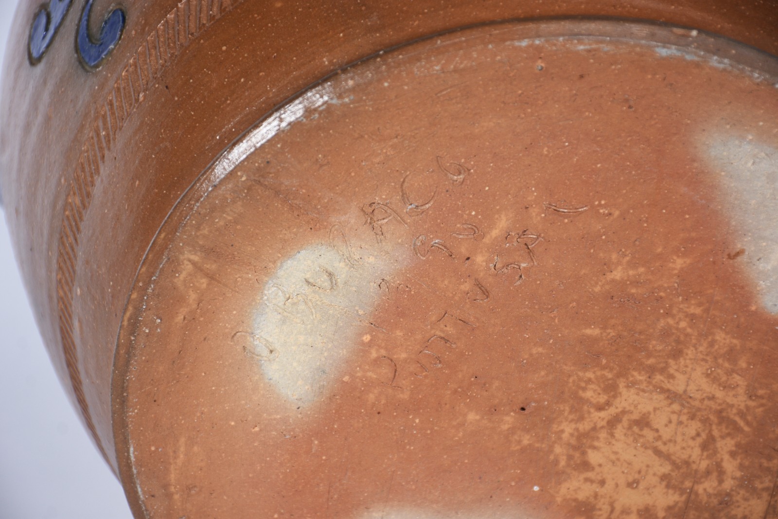 Vaso de cerâmica portuguêsa com detalhes nas alças e folhas em azul... - foto 6 de 7