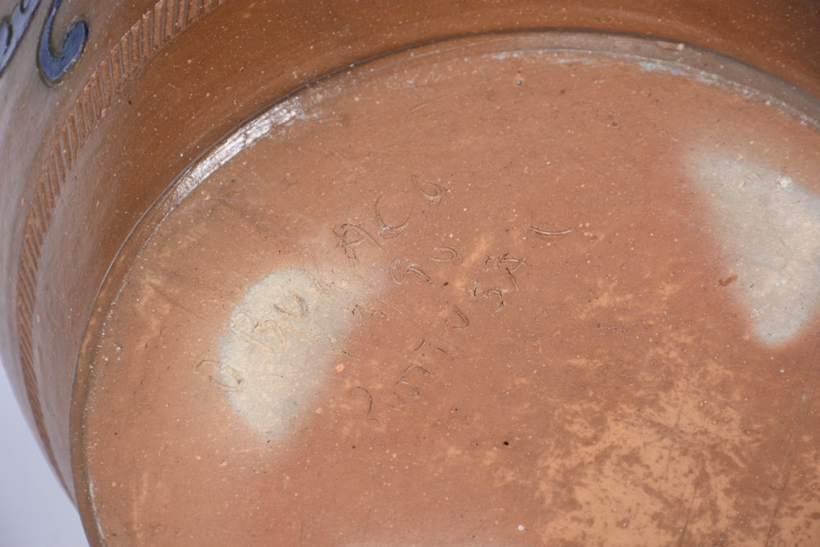 Vaso de cerâmica portuguêsa com detalhes nas alças e folhas em azul... - foto 7 de 7