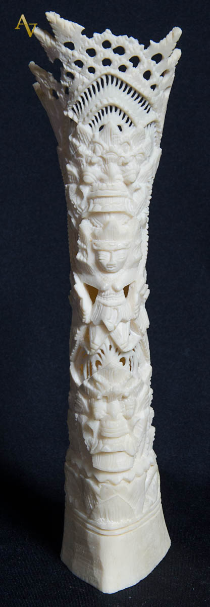 Totem de marfim Tailandes. Alt. 23 cm.