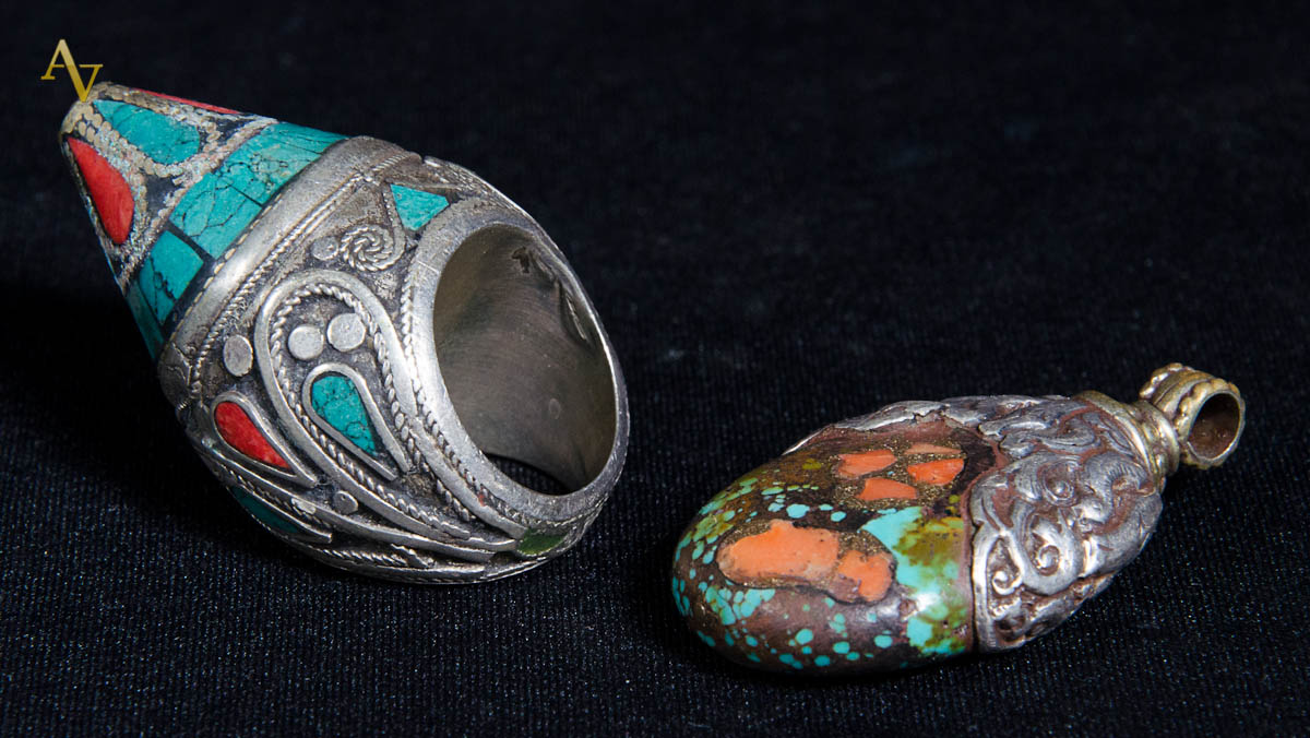 Anel e pingente de prata e coral.