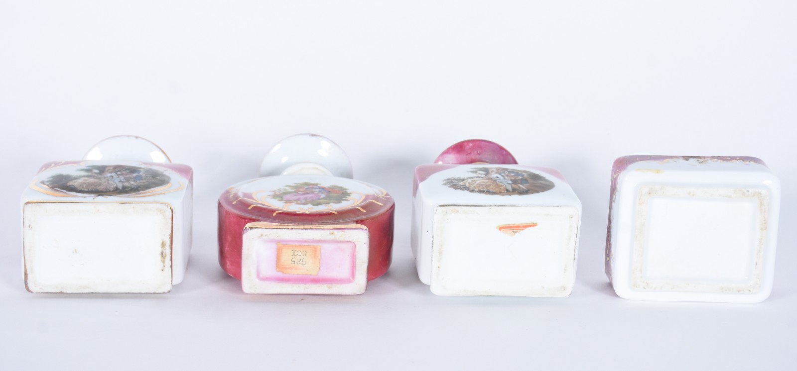 Conjunto para toilette com três perfumeiros e caixa (sem tampa) de... - foto 7 de 8