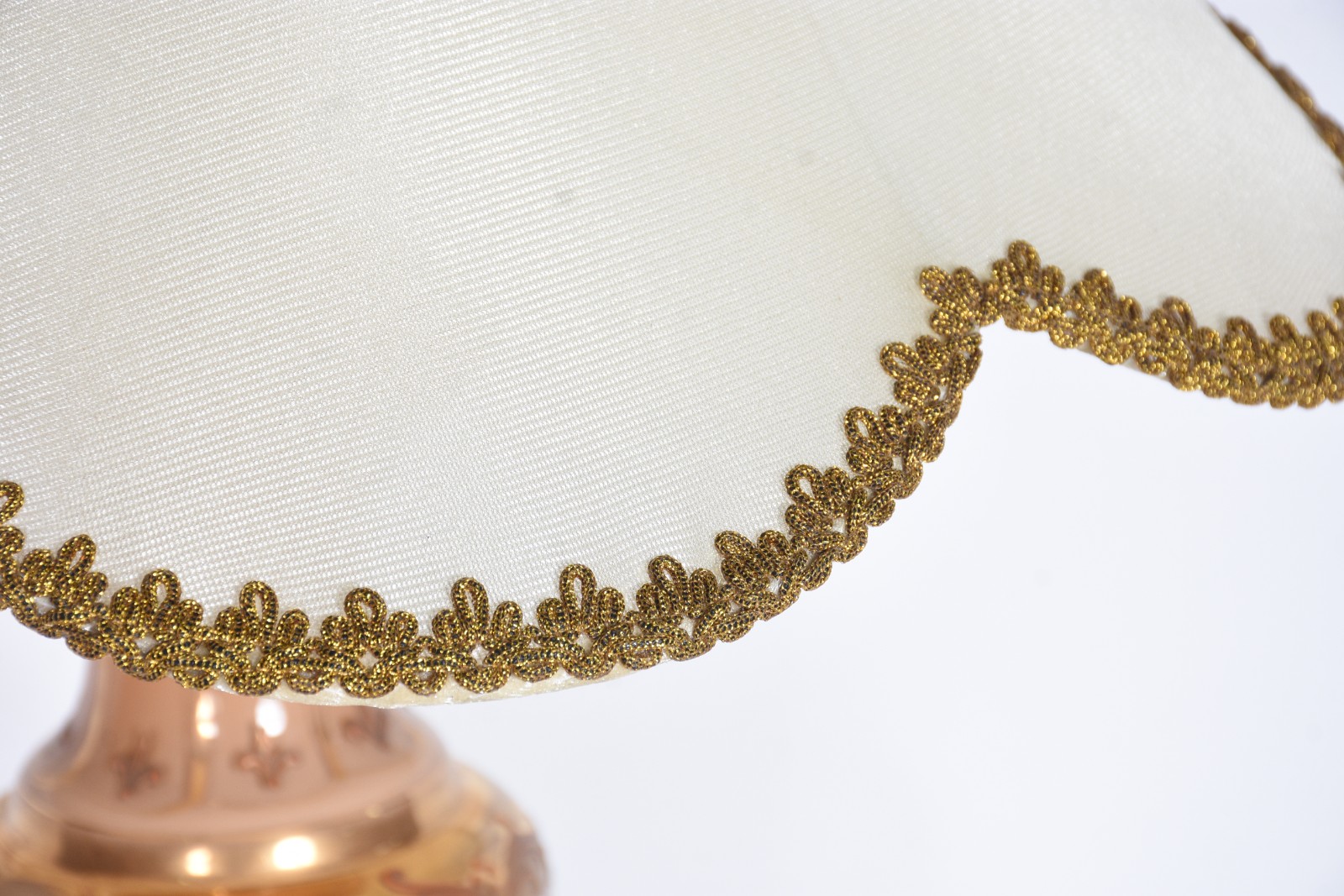 Abatjour de cristal tcheco com dourado, acompanha cúpula bege. - foto 7 de 7