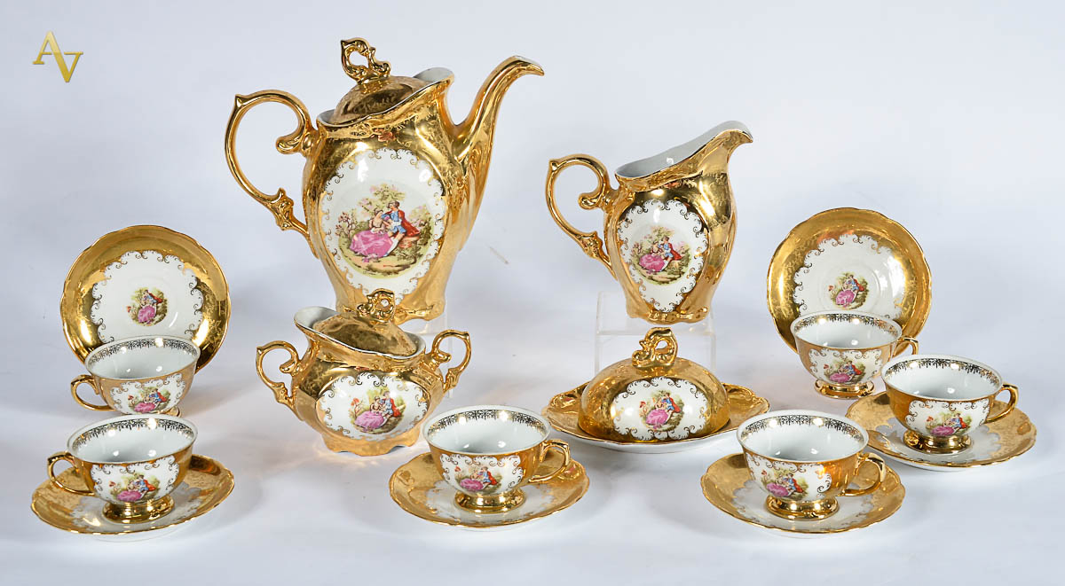 Aparelho de chá de porcelana dourada com cenas galantes em...