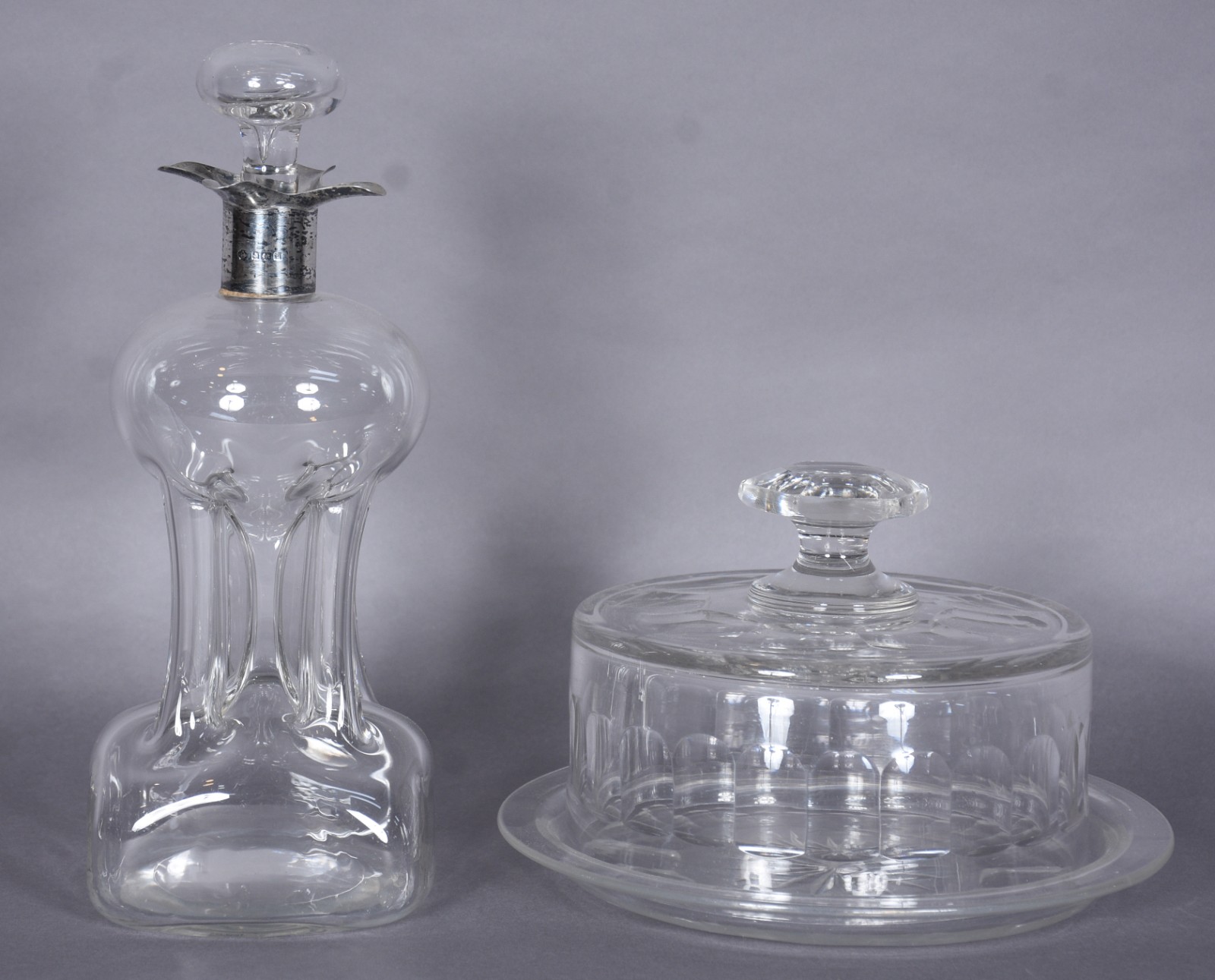 Duas peças de cristal, sendo: queijeira com presentoir e garrafa com... - foto 3 de 11