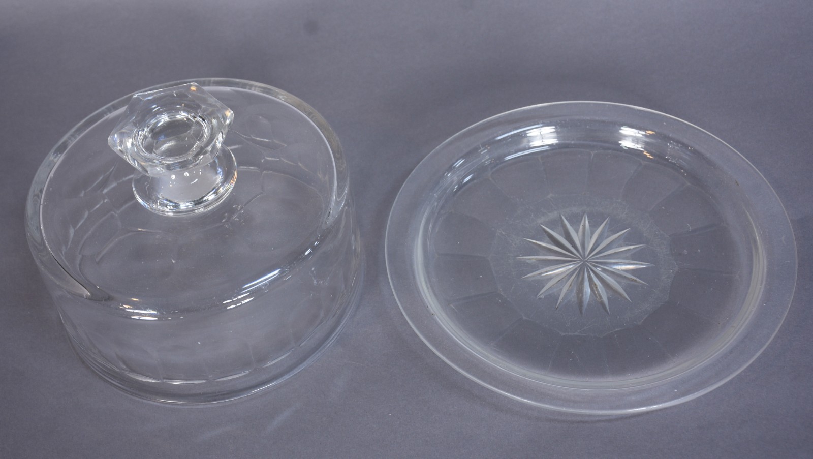 Duas peças de cristal, sendo: queijeira com presentoir e garrafa com... - foto 4 de 11