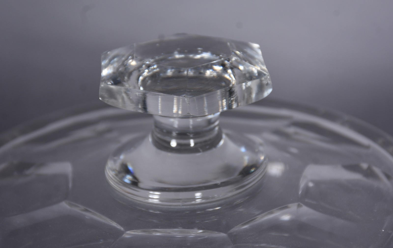 Duas peças de cristal, sendo: queijeira com presentoir e garrafa com... - foto 5 de 11