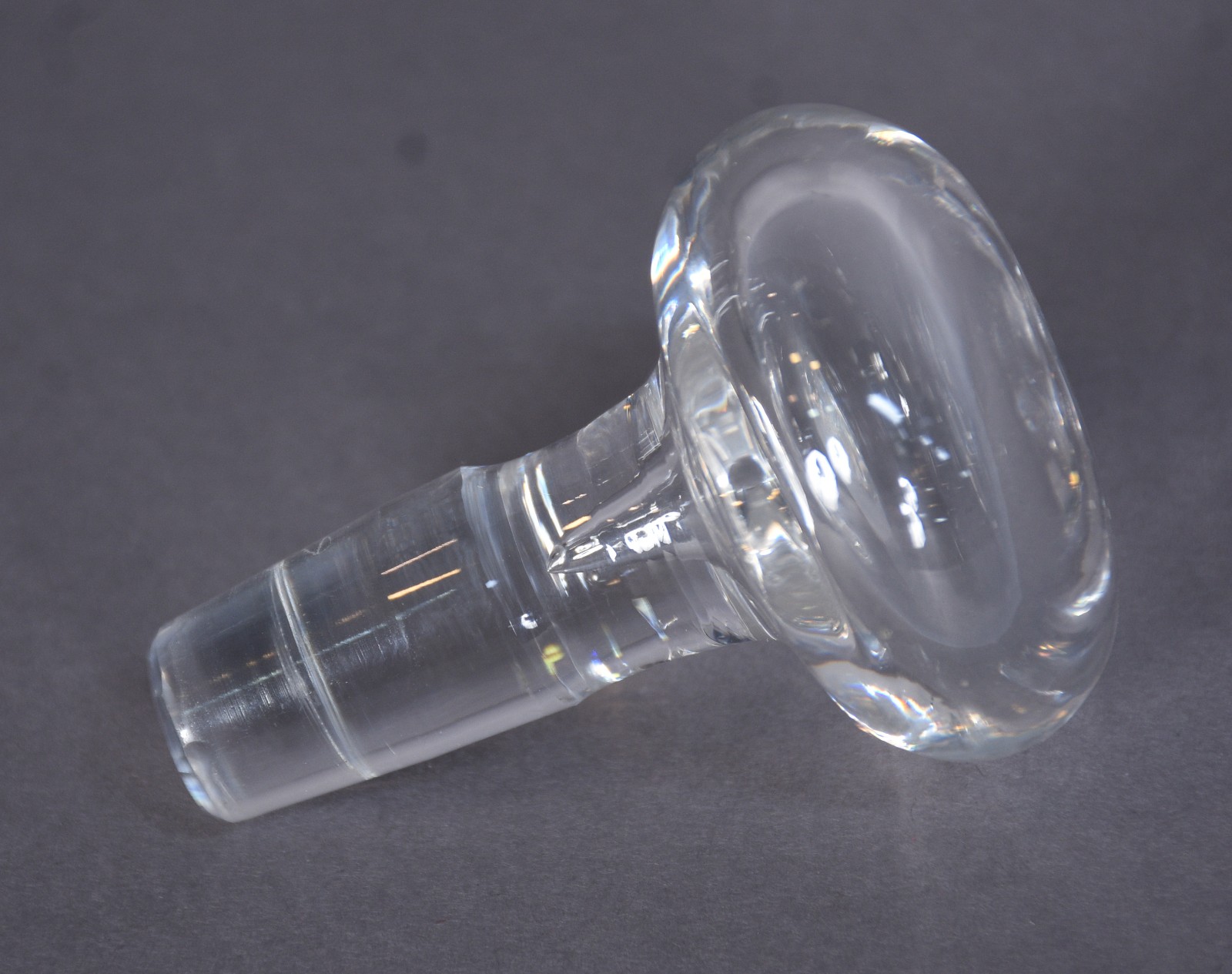 Duas peças de cristal, sendo: queijeira com presentoir e garrafa com... - foto 8 de 11