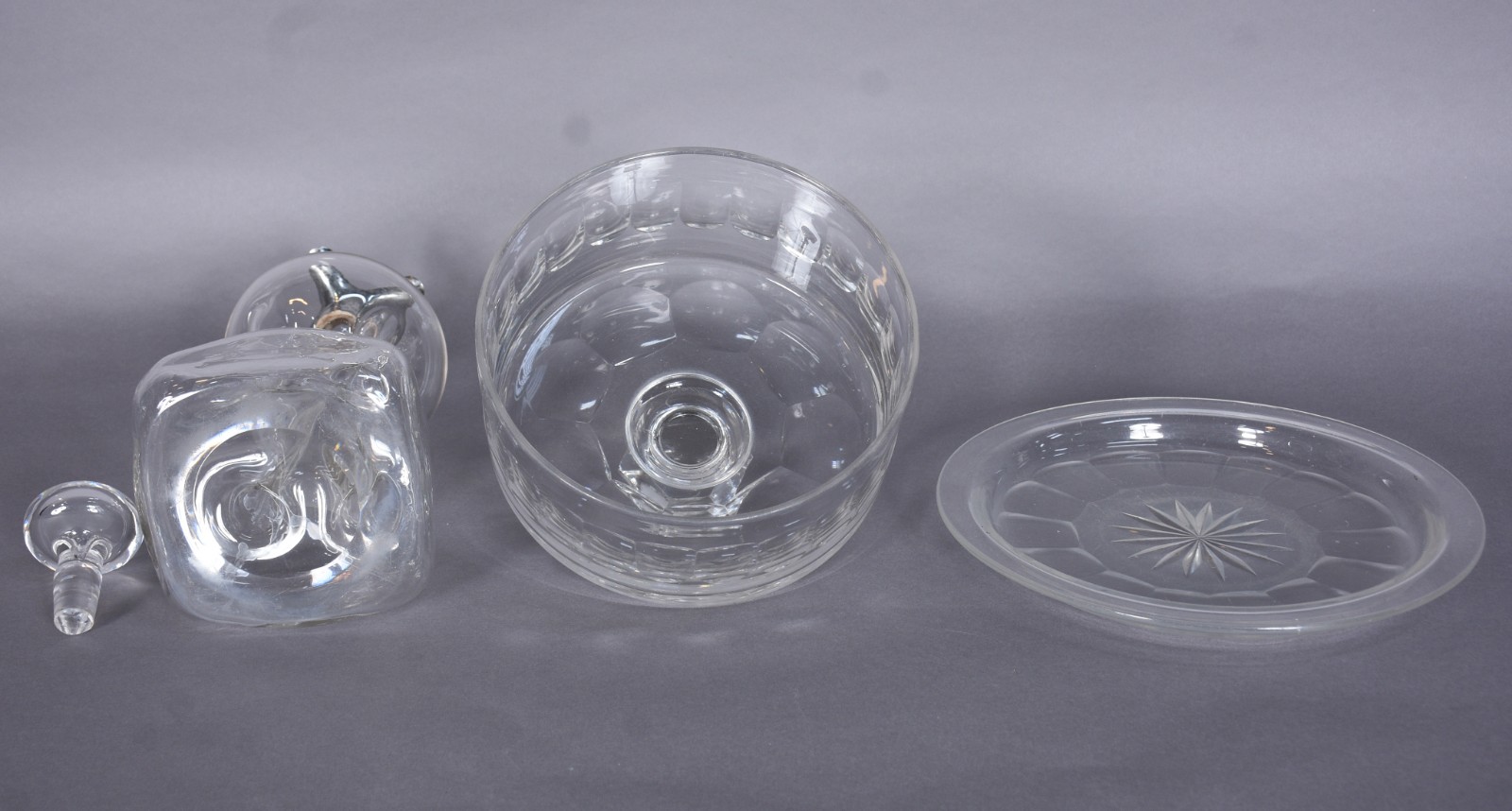 Duas peças de cristal, sendo: queijeira com presentoir e garrafa com... - foto 9 de 11