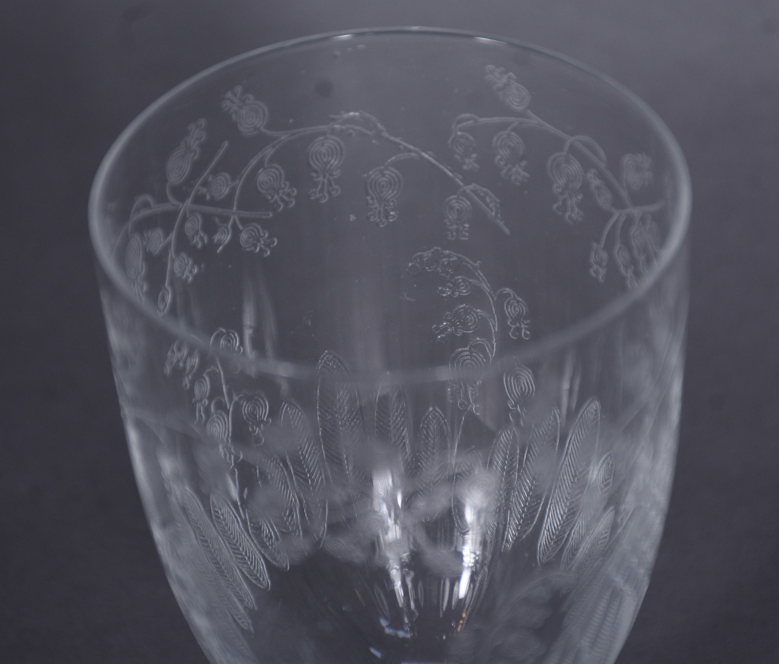 Dez copos de cristal, sendo dois com desenhos diferentes e um com... - foto 4 de 6