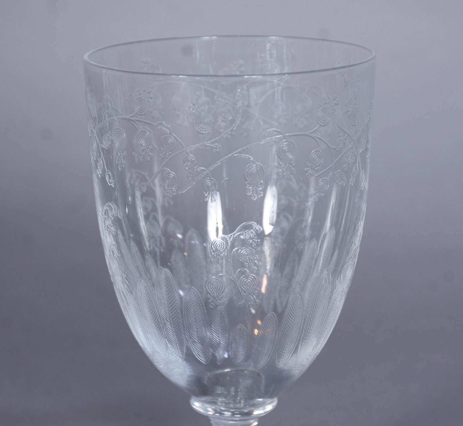 Dez copos de cristal, sendo dois com desenhos diferentes e um com... - foto 5 de 6