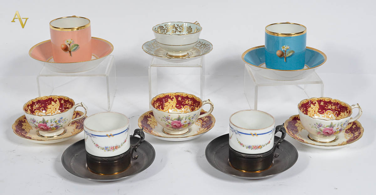Oito xícaras de café com pires de porcelana de diversas procedências.