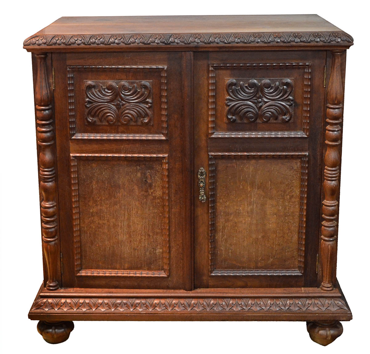 Comoda de madeira nobre com duas portas entalhadas, interior com 5...