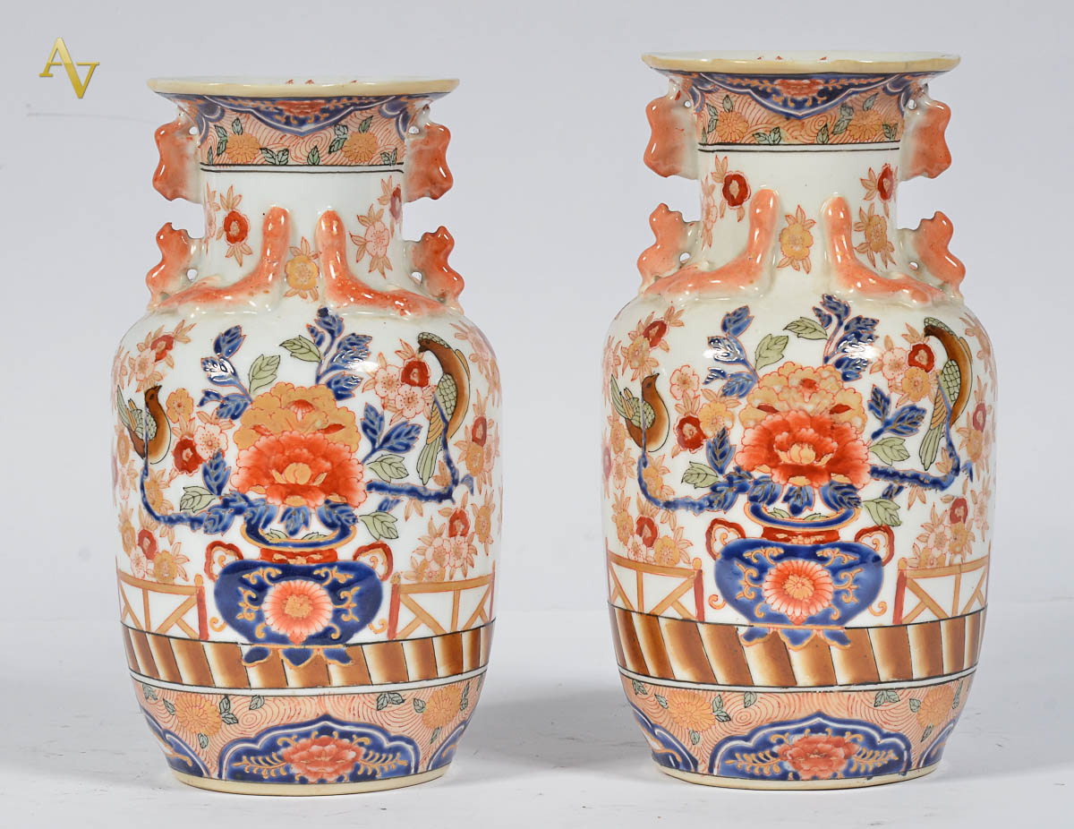 Par de vasos de porcelana oriental decorados com flores em pássaros...