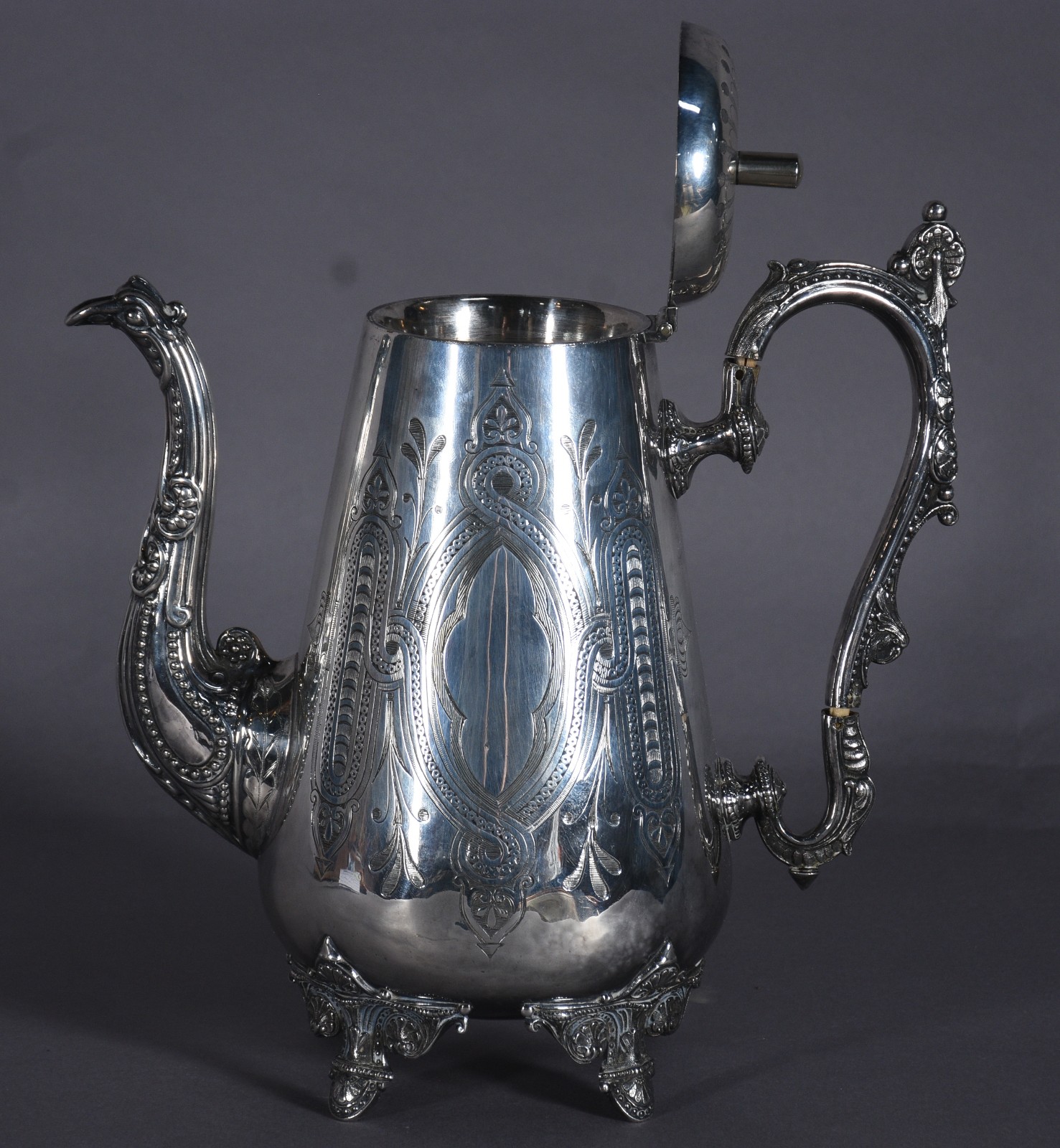 Elegante bule de metal prateado ricamente cinzelado, bico na forma de... - foto 2 de 8