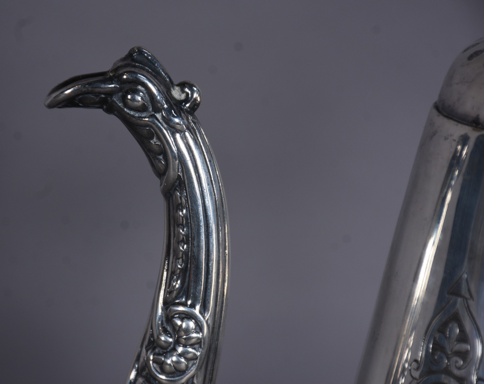 Elegante bule de metal prateado ricamente cinzelado, bico na forma de... - foto 4 de 8