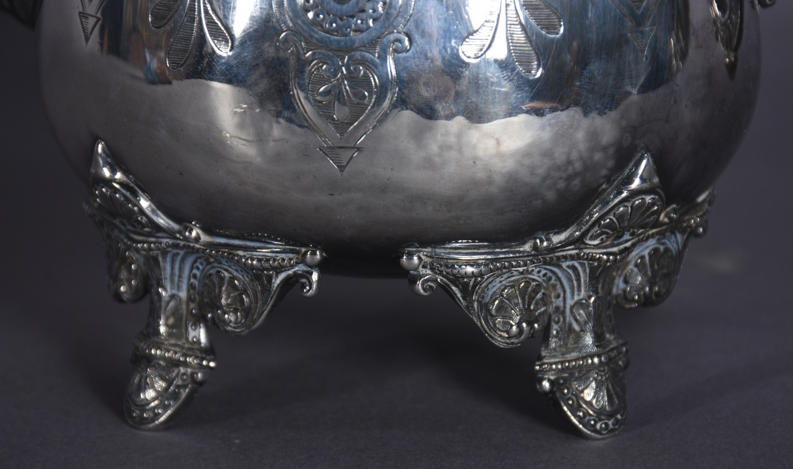 Elegante bule de metal prateado ricamente cinzelado, bico na forma de... - foto 5 de 8