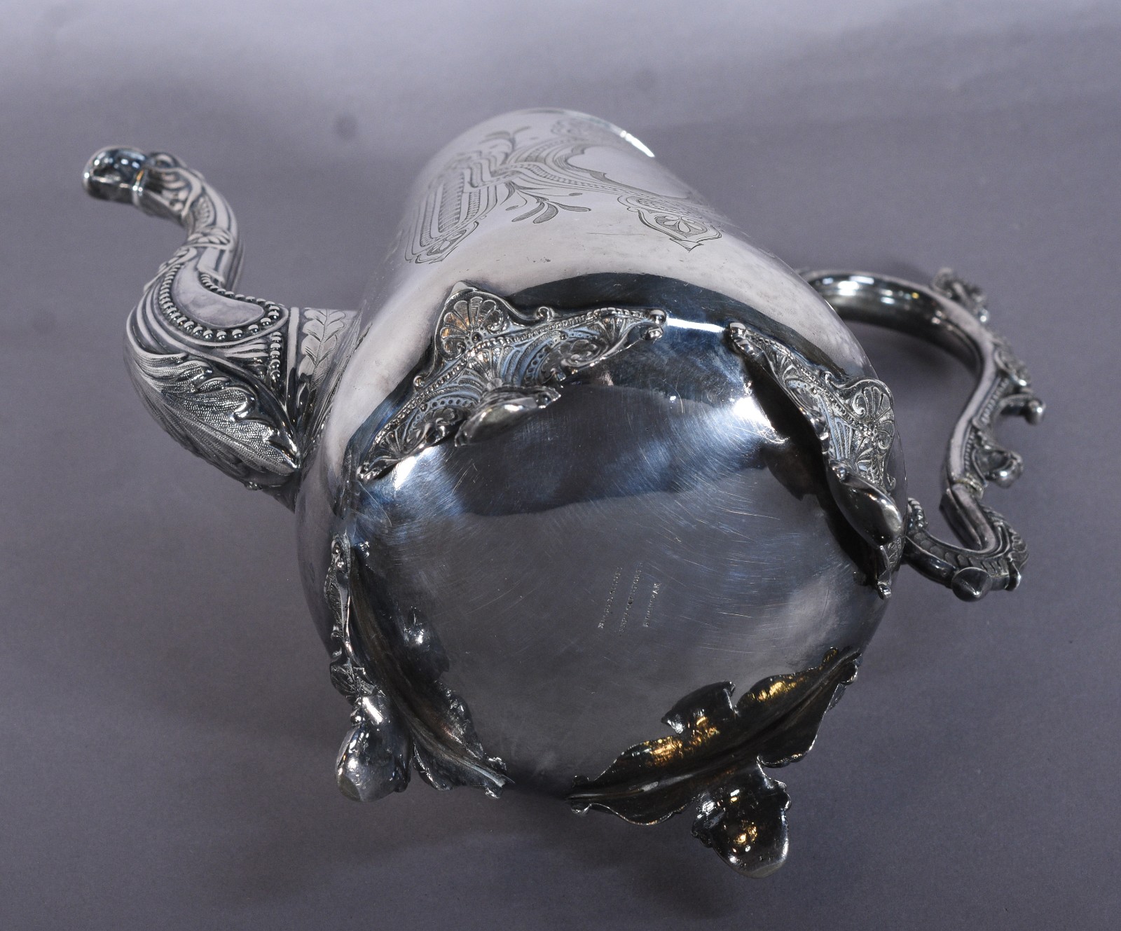 Elegante bule de metal prateado ricamente cinzelado, bico na forma de... - foto 7 de 8