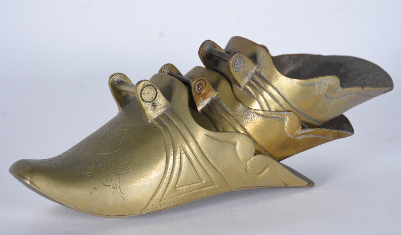 Três sapatas/floreiras de metal dourado. - foto 2 de 8