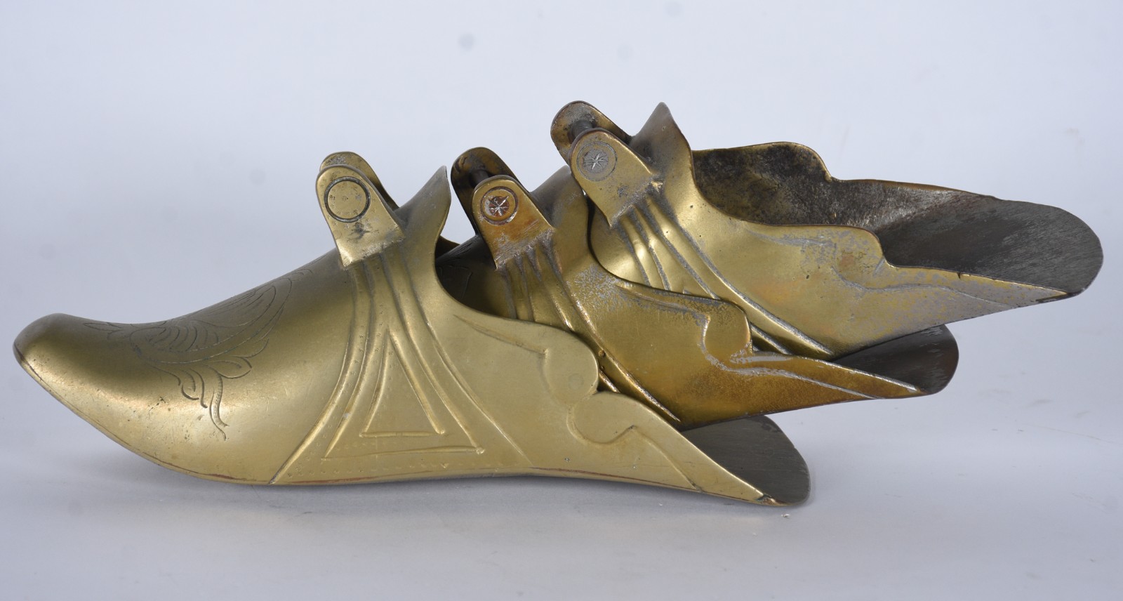 Três sapatas/floreiras de metal dourado. - foto 3 de 8