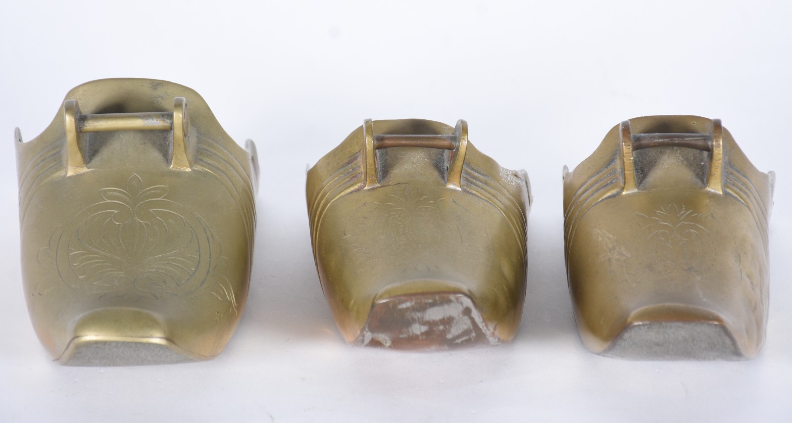 Três sapatas/floreiras de metal dourado. - foto 6 de 8