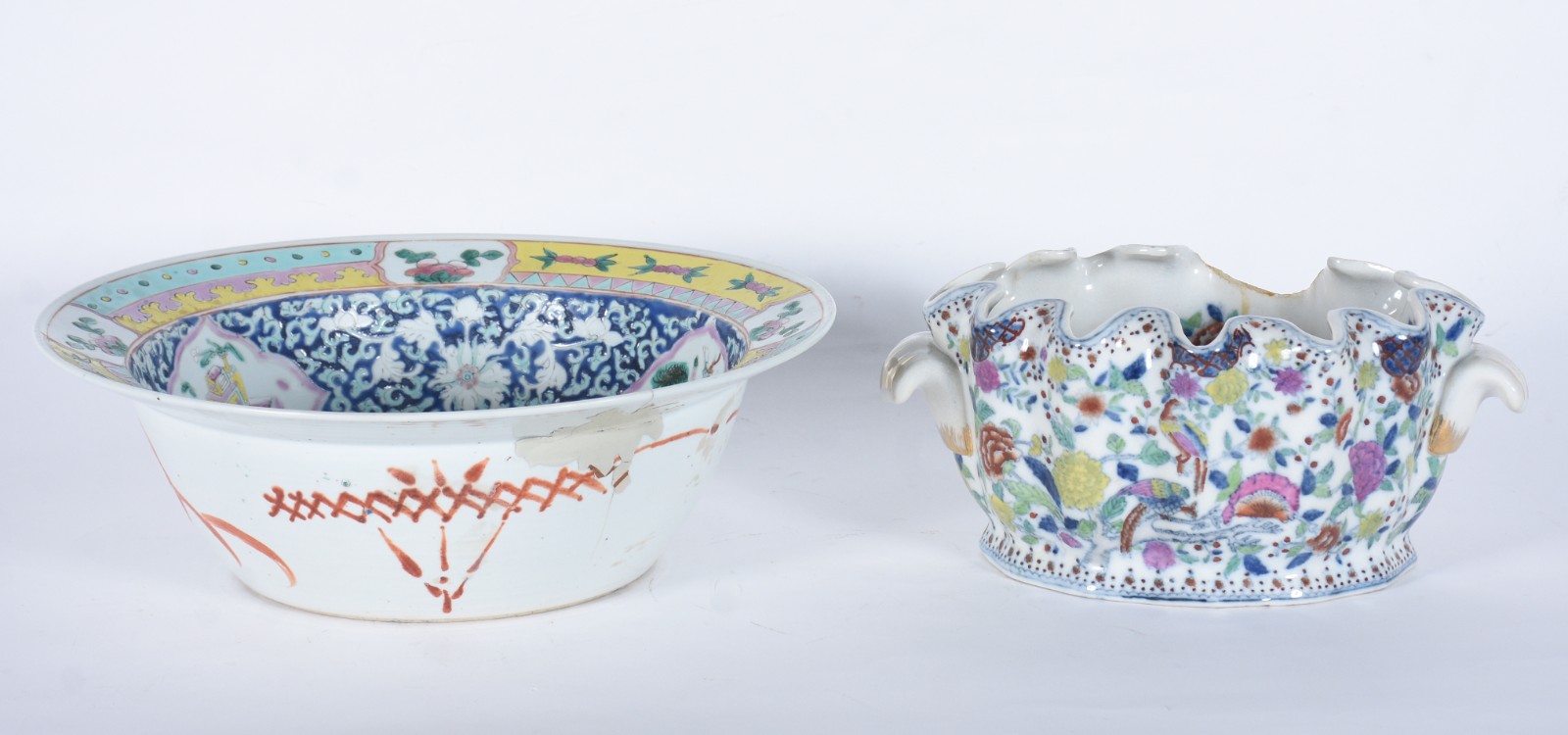 Duas peças orientais, sendo: bacia de porcelana policromada (fio de... - foto 1 de 11