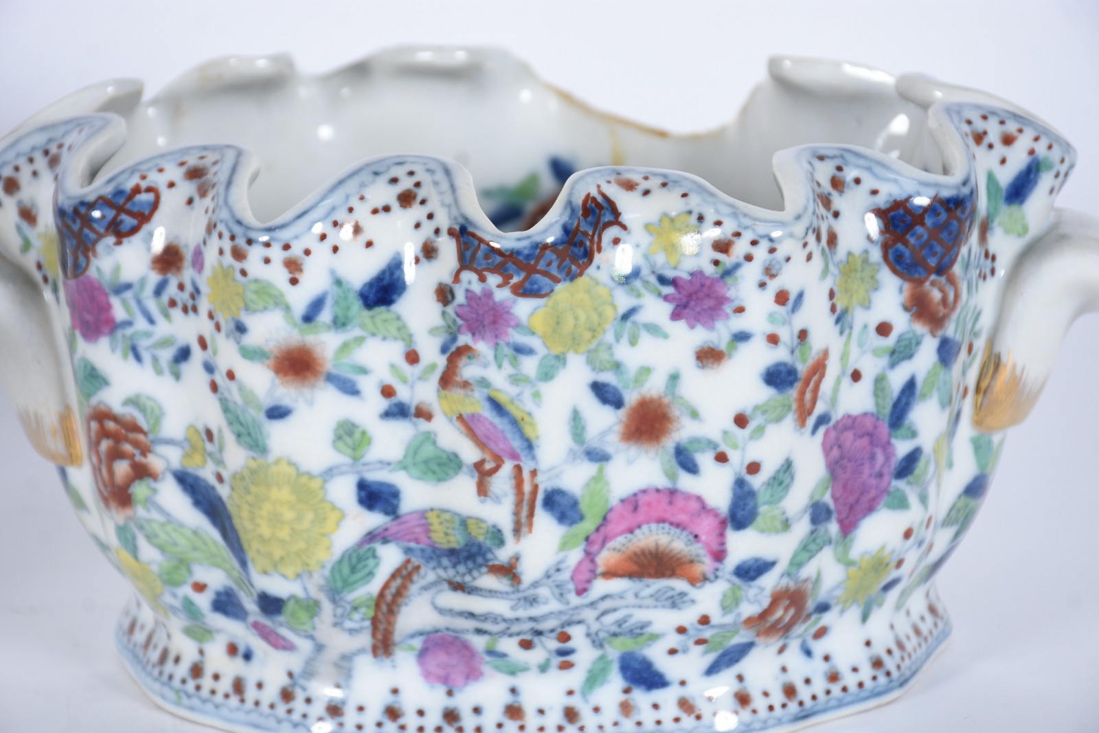 Duas peças orientais, sendo: bacia de porcelana policromada (fio de... - foto 2 de 11