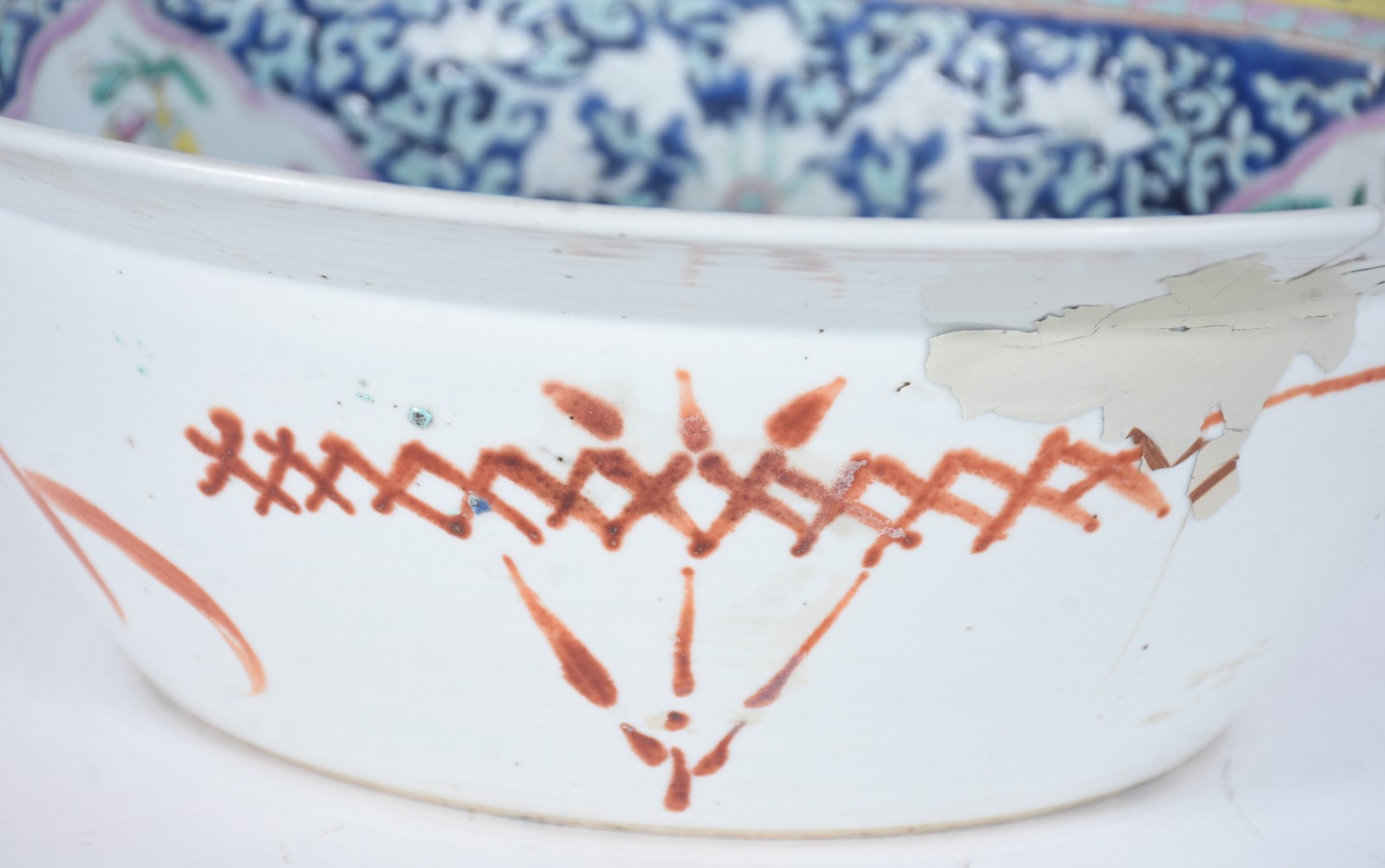 Duas peças orientais, sendo: bacia de porcelana policromada (fio de... - foto 4 de 11