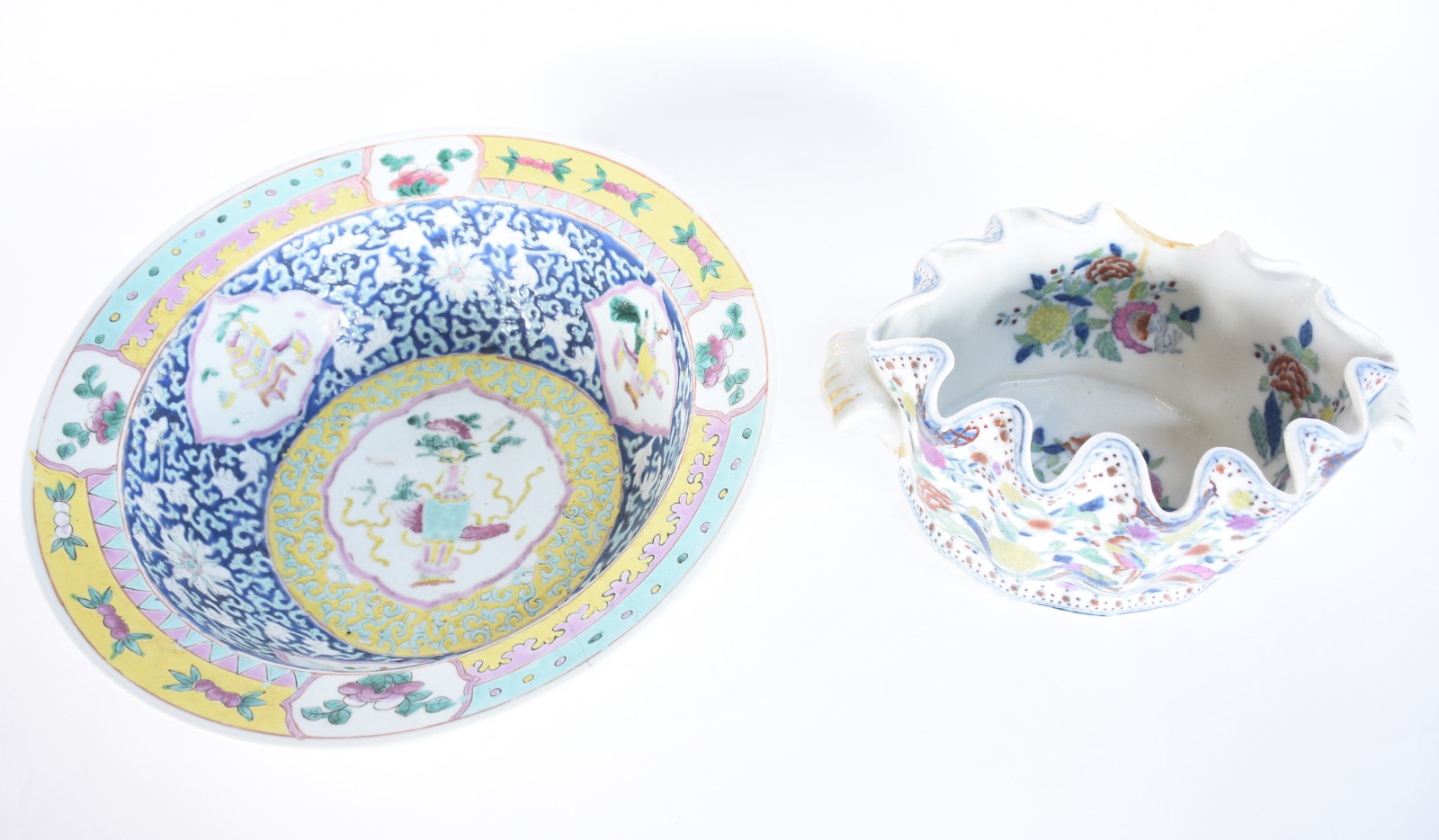 Duas peças orientais, sendo: bacia de porcelana policromada (fio de... - foto 6 de 11