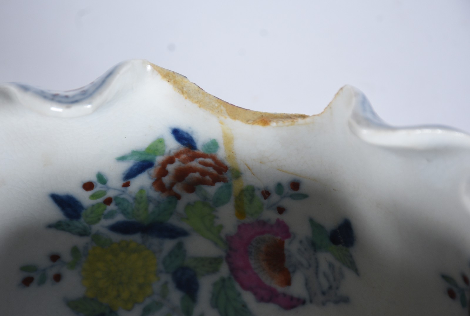 Duas peças orientais, sendo: bacia de porcelana policromada (fio de... - foto 7 de 11