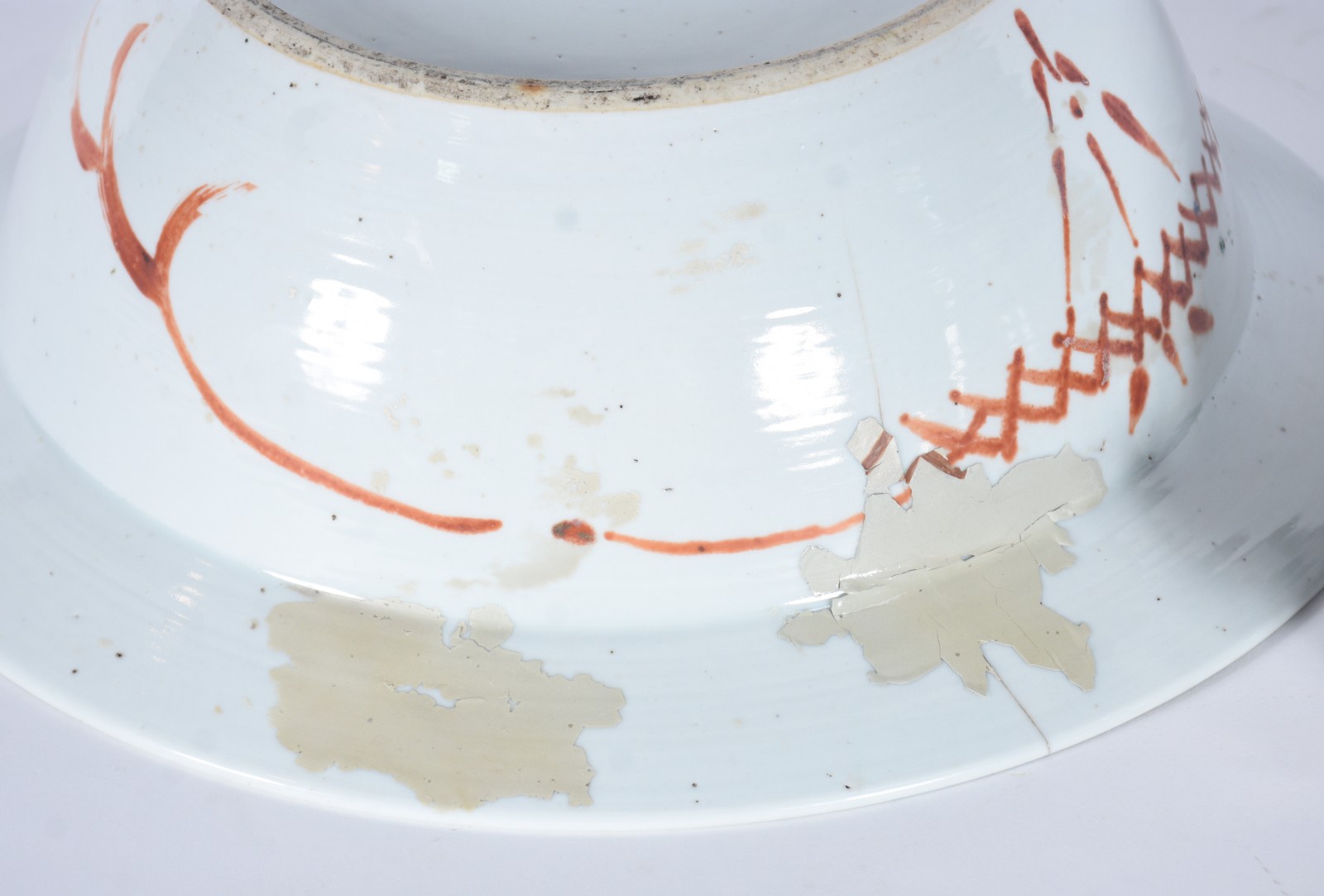 Duas peças orientais, sendo: bacia de porcelana policromada (fio de... - foto 9 de 11