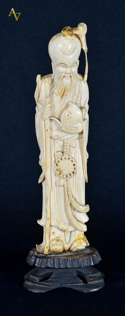 Samurai de marfim c/ base de madeira( no estado). Alt. total. 18 cm.