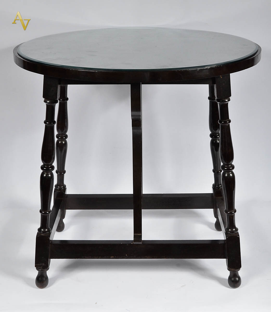 Mesa de madeira nobre c/ abas laterais e pernas torneadas. Diam. 70...