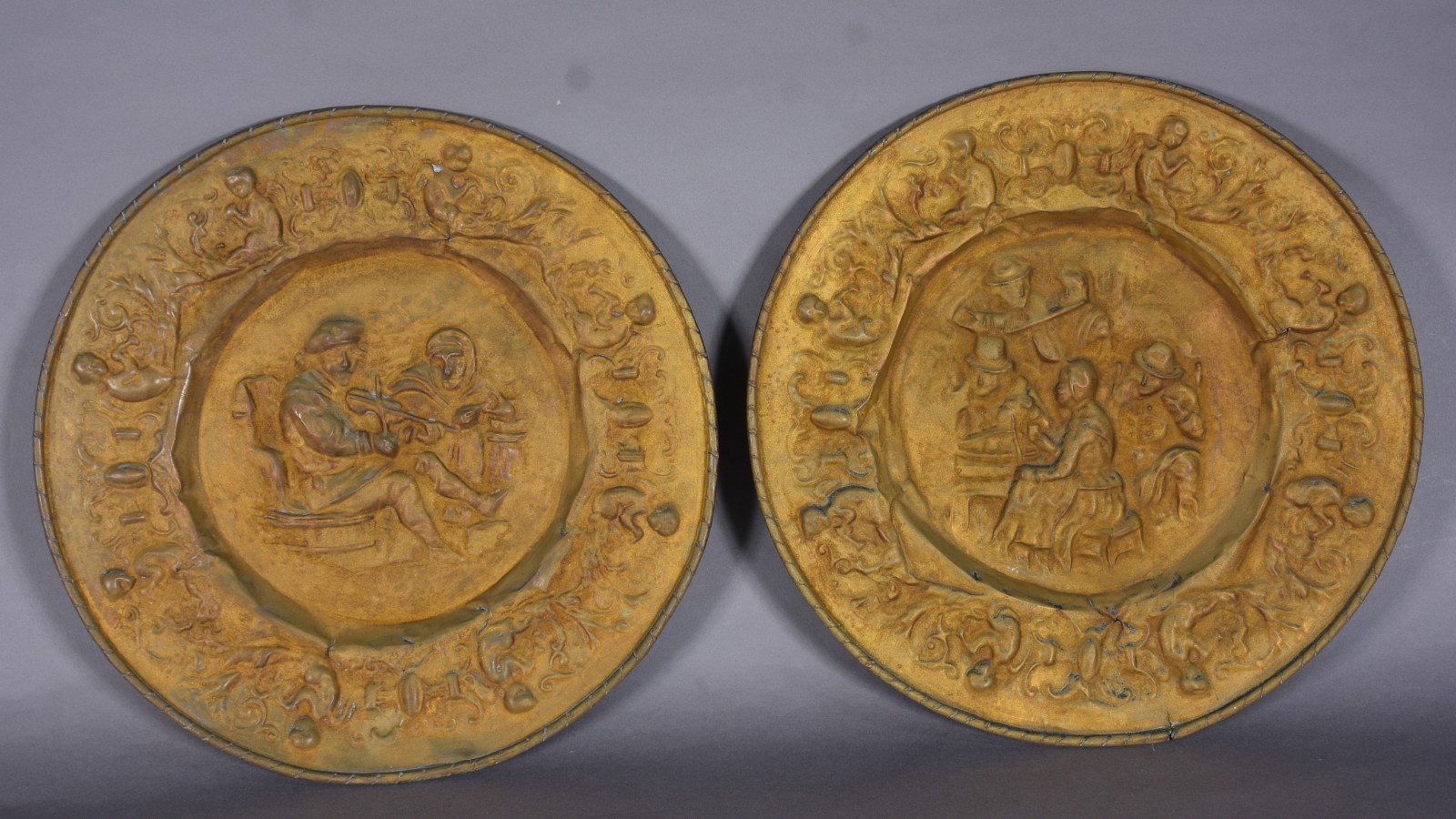 Par de antigos medalhões de metal dourado com figuras de musicistas... - foto 1 de 7