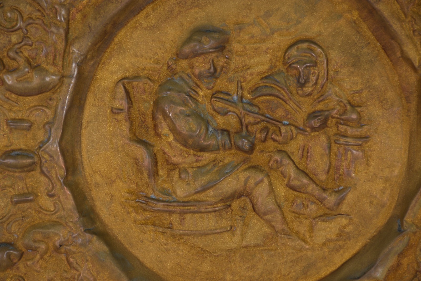 Par de antigos medalhões de metal dourado com figuras de musicistas... - foto 2 de 7