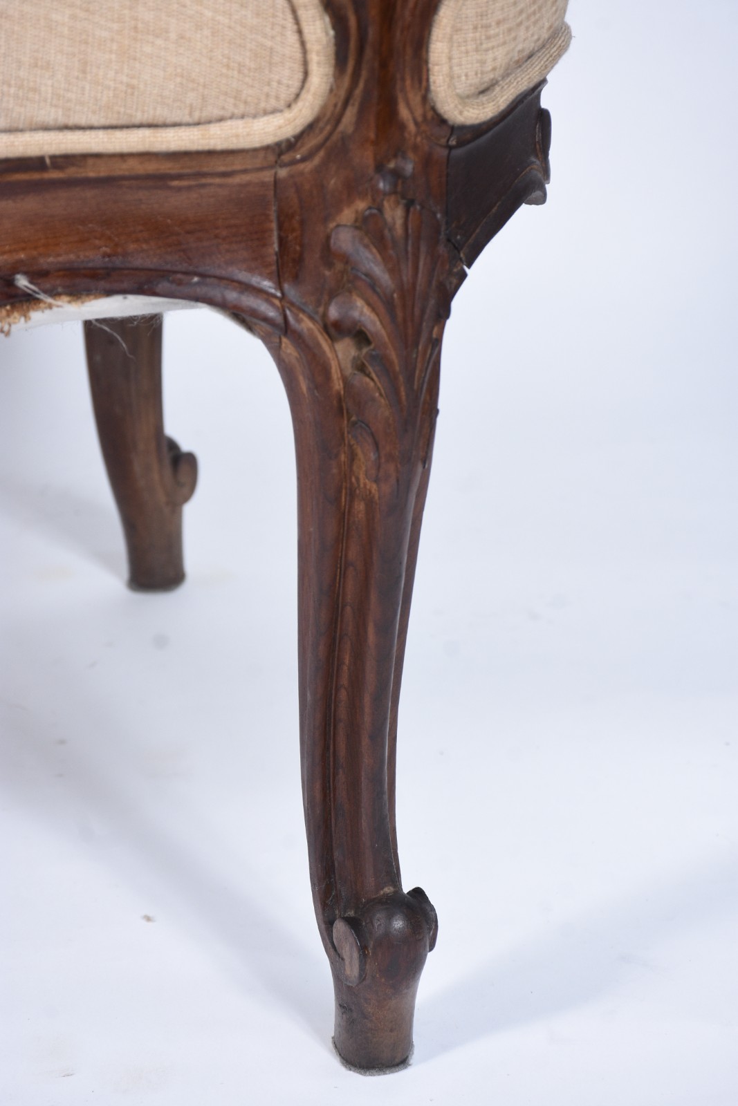 Conjunto de sofá e par de poltronas de madeira nobre, detalhes... - foto 4 de 11