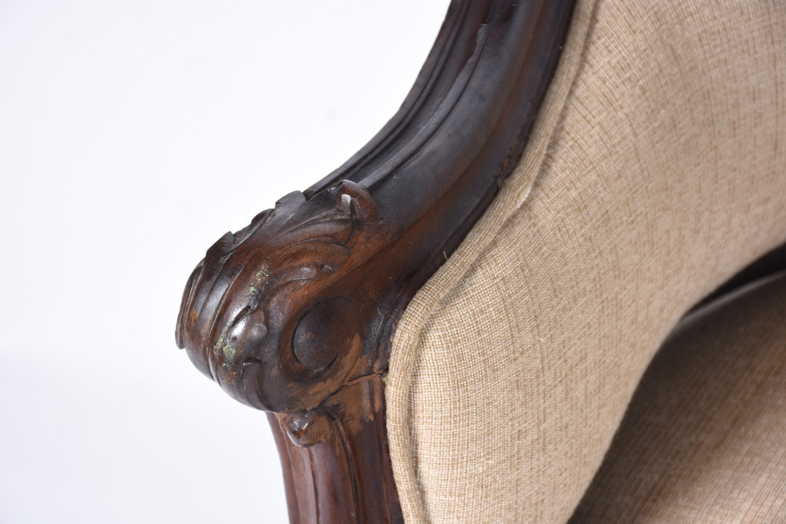 Conjunto de sofá e par de poltronas de madeira nobre, detalhes... - foto 5 de 11