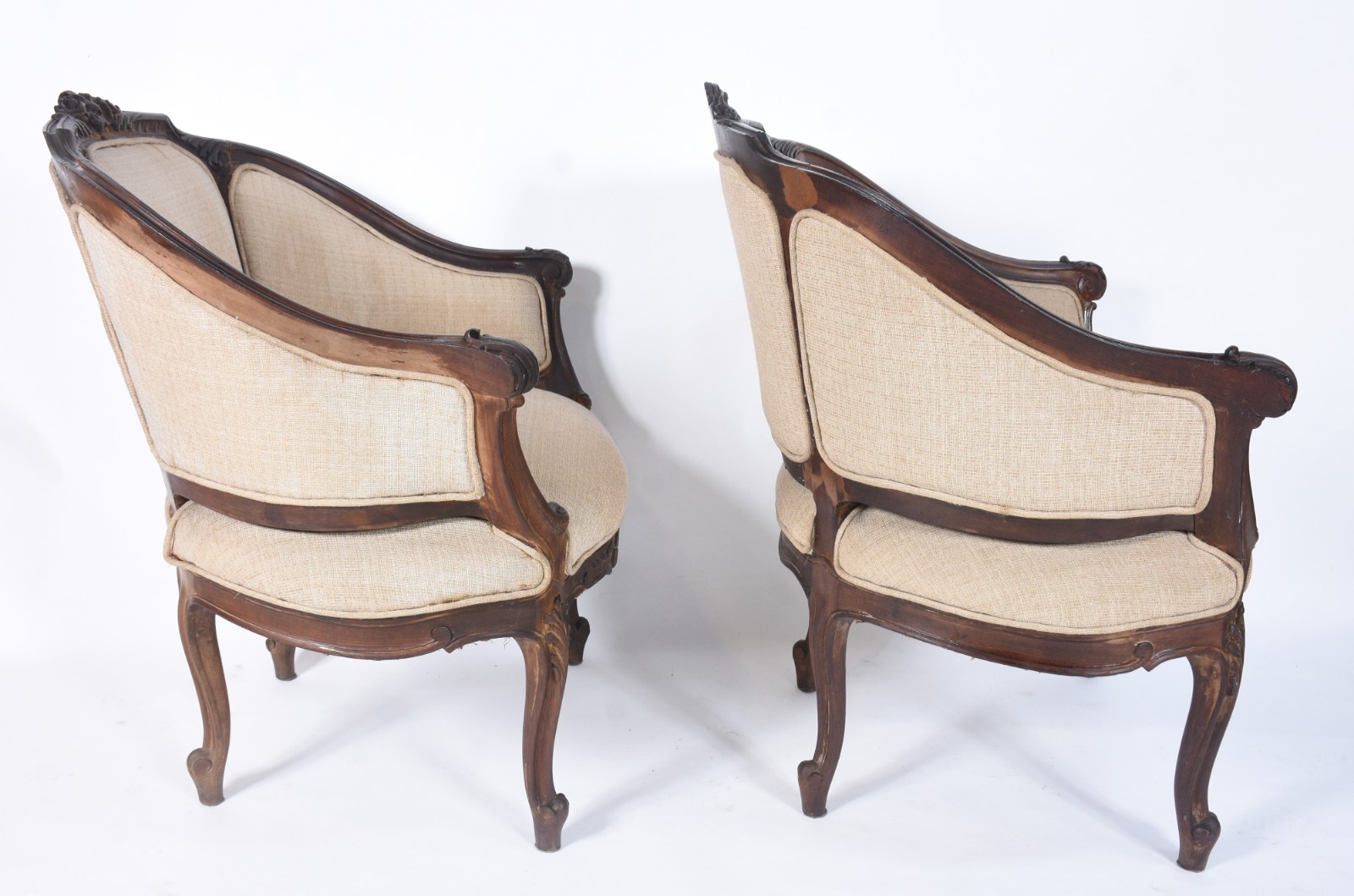 Conjunto de sofá e par de poltronas de madeira nobre, detalhes... - foto 6 de 11