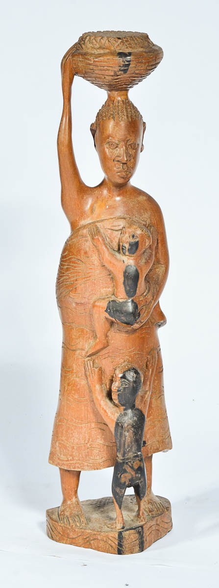 Escultura de madeira, representando africana c/ crianças. Alt. 60 cm.