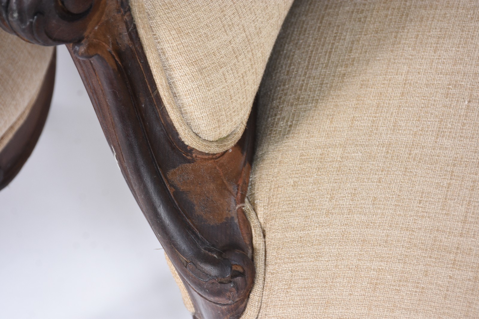 Conjunto de sofá e par de poltronas de madeira nobre, detalhes... - foto 7 de 11
