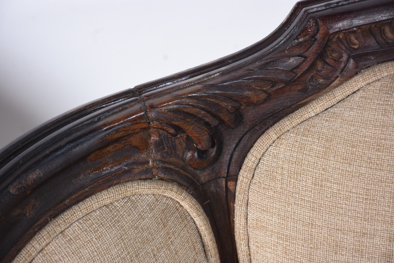 Conjunto de sofá e par de poltronas de madeira nobre, detalhes... - foto 8 de 11
