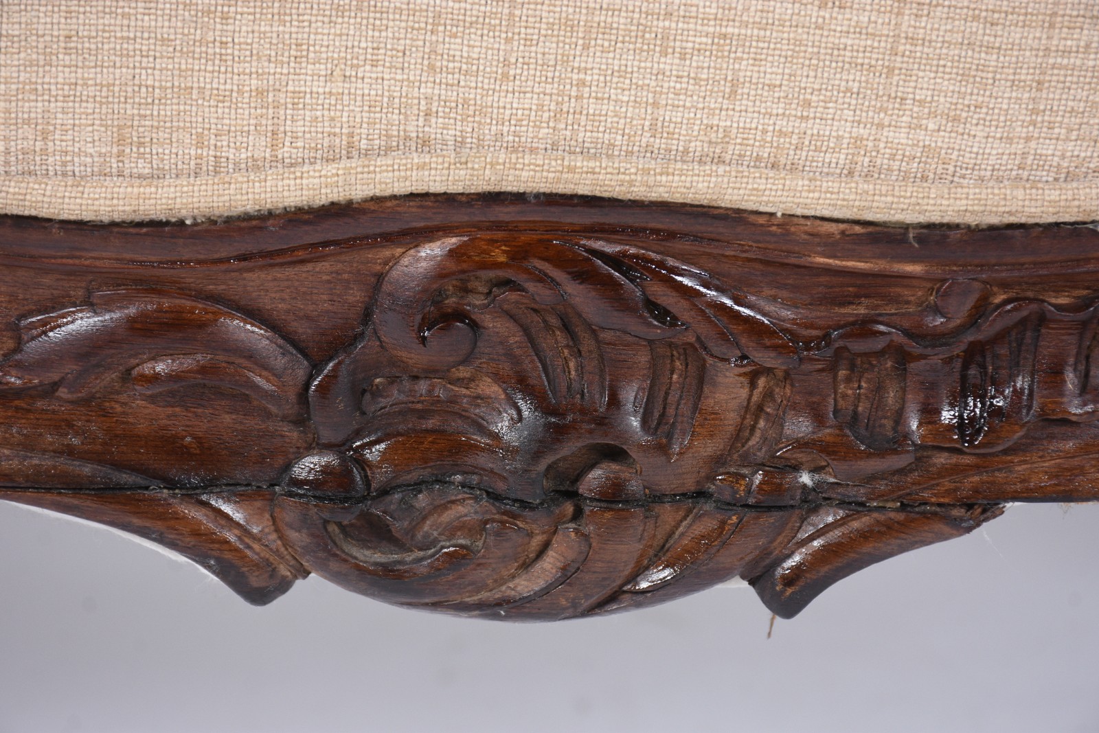 Conjunto de sofá e par de poltronas de madeira nobre, detalhes... - foto 9 de 11