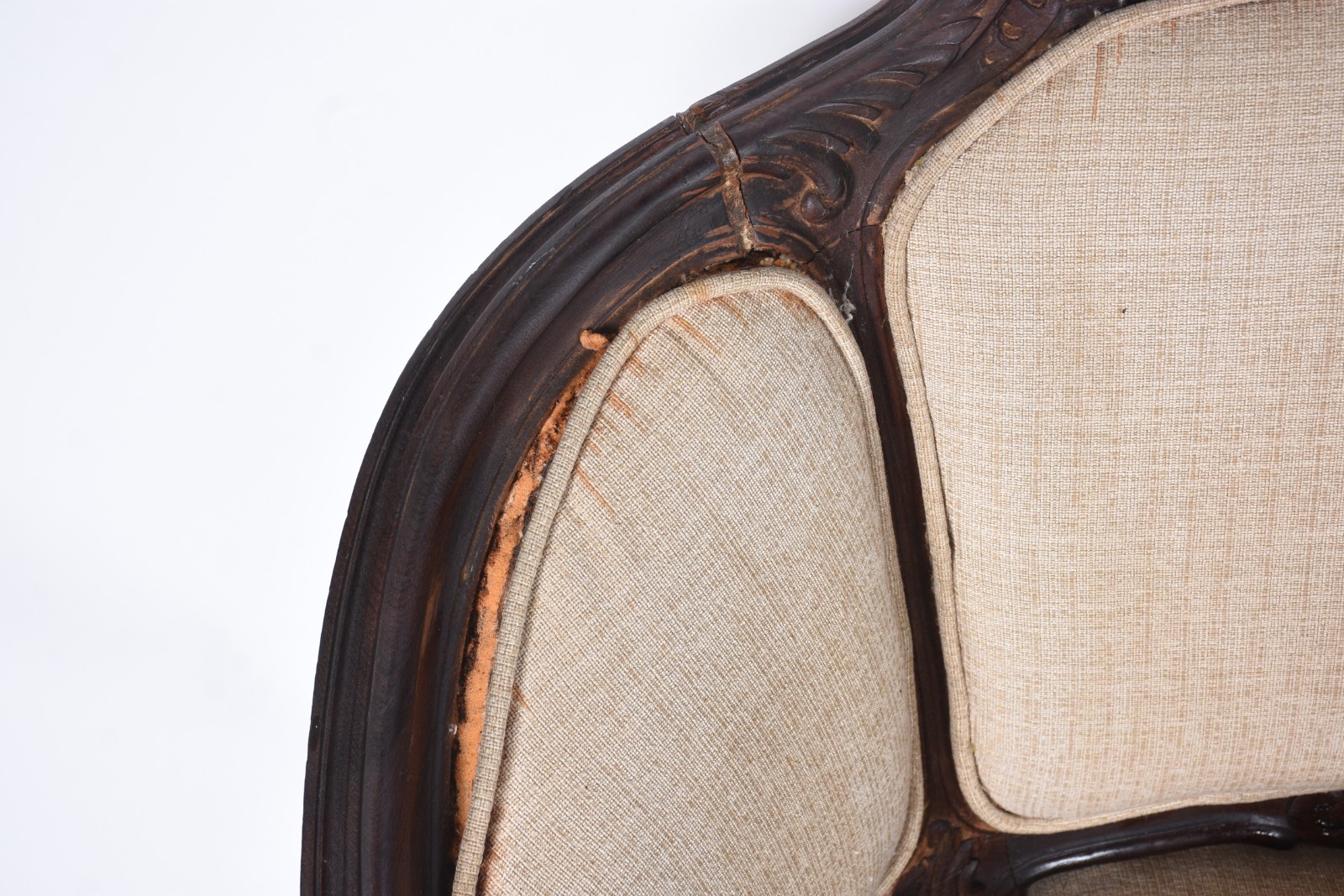 Conjunto de sofá e par de poltronas de madeira nobre, detalhes... - foto 10 de 11