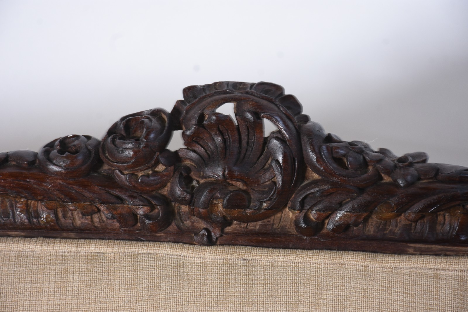 Conjunto de sofá e par de poltronas de madeira nobre, detalhes... - foto 11 de 11