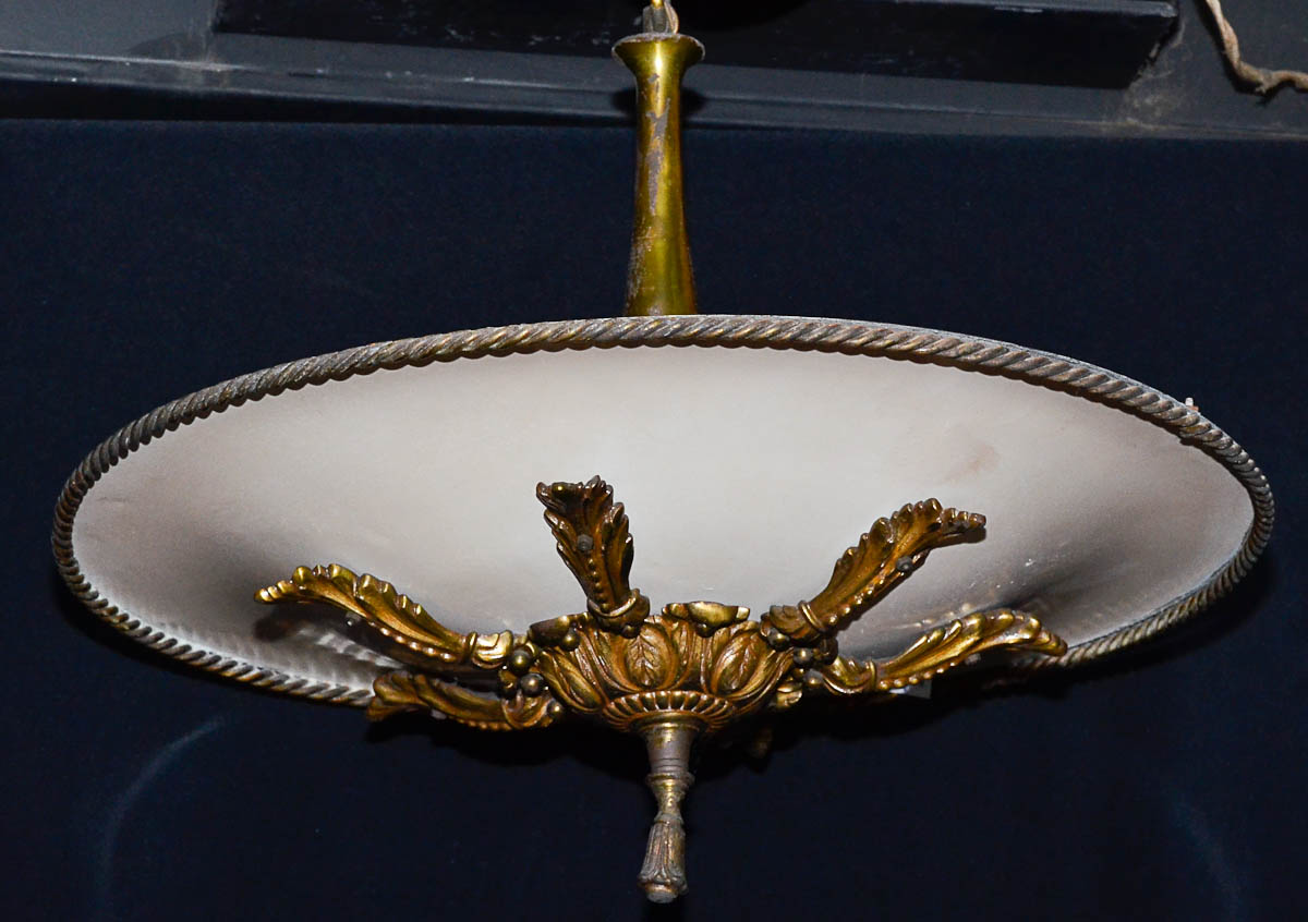Par de lustres plafonieres de metal dourado, diam.50 cm.