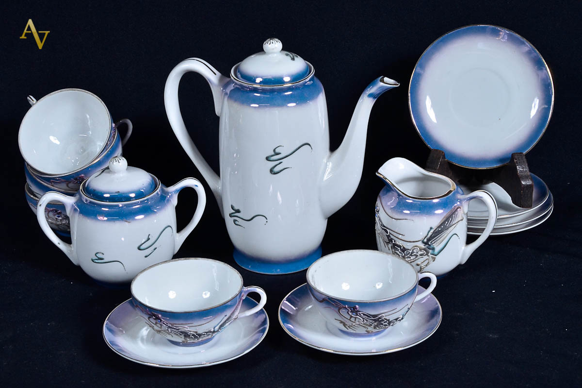Conjunto para café em porcelana japonesa na cor branca c/ dragões em...