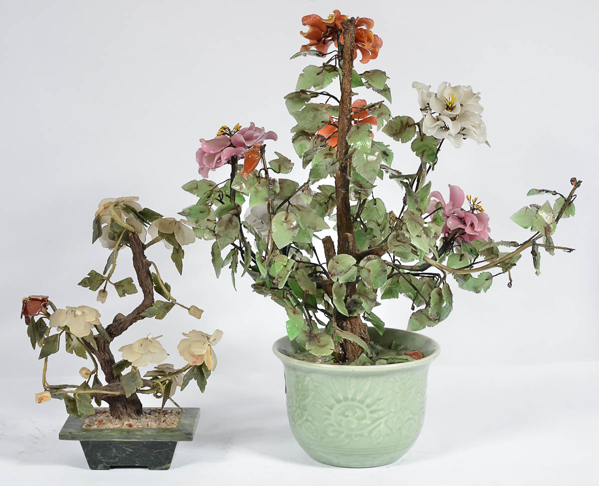 Dois Vasos com arranjos de flores de pedra oriental. Alt. 44 cm.